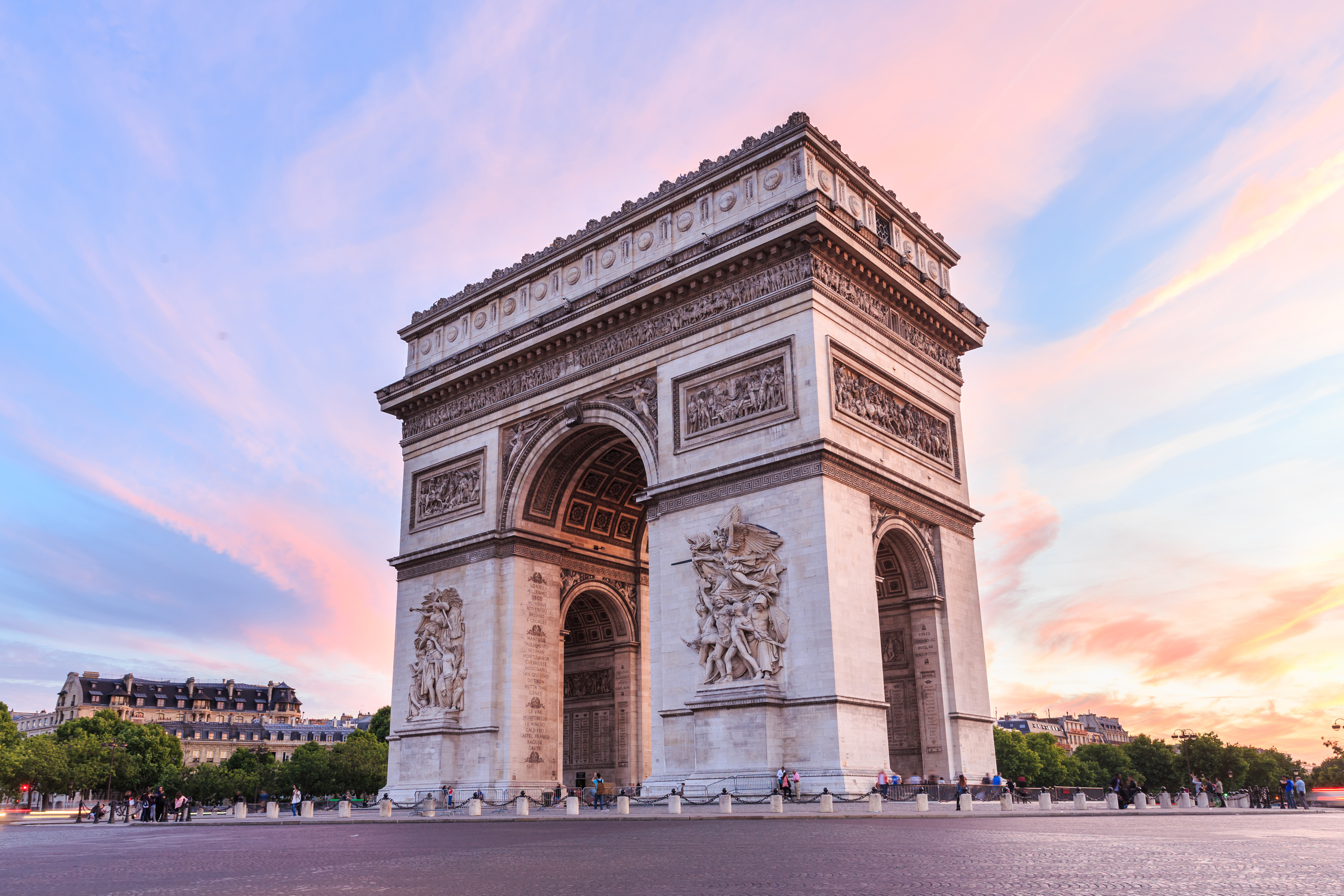 Триумфальная арка это. Триумфальная арка Париж. Триумфальная арка (Франция). Триумфальная арка (Париж) триумфальные арки Парижа. Париж Елисейские поля и Триумфальная арка.